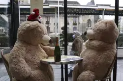 法国巴黎咖啡馆推出“小熊气氛组” 和星巴克气氛一样吗？