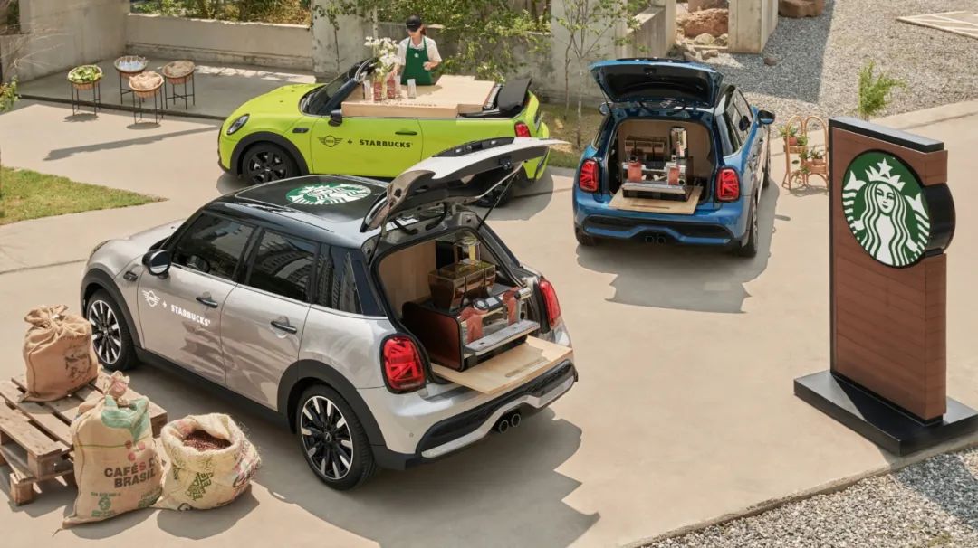 韩国星巴克与英国一汽车品牌mini合作并创造出了最小的移动星巴克咖啡