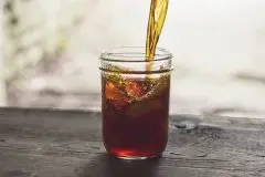 冷泡红茶正确冲泡方式用什么水泡呢？矿泉水和纯净水冲泡红茶区别
